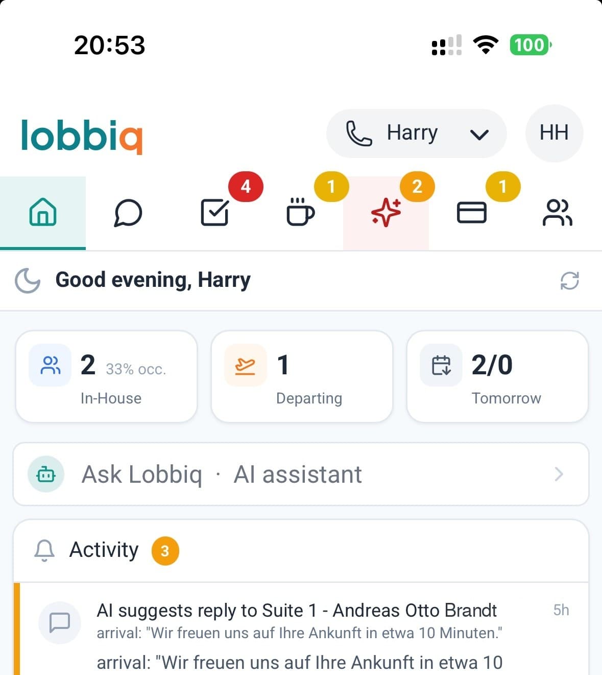Hetzelfde dagoverzicht op een telefoon, met aankomstkaarten en het Ask Lobbiq-paneel dat een echte vraag beantwoordt.